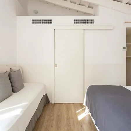 Intimate House - Heart Of Sarria Apartment *