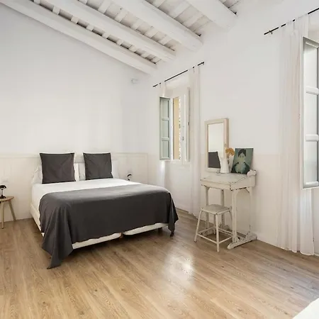 Intimate House - Heart Of Sarria Apartment