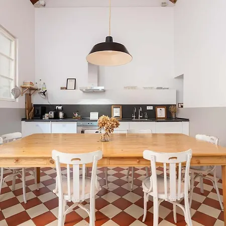 Intimate House - Heart Of Sarria Apartment